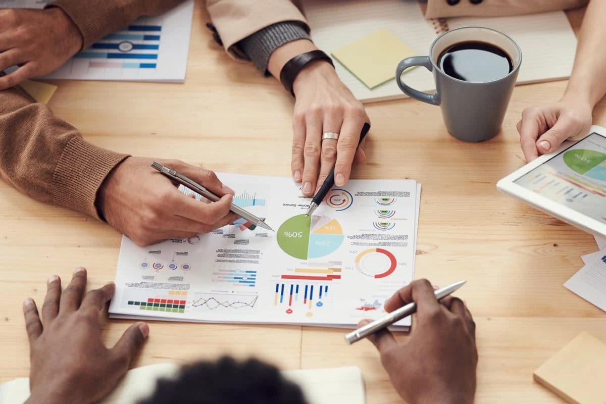 Ses, sohbet, e-posta ve arka ofis kanallarını gösteren omnichannel iletişim merkezi illüstrasyonu